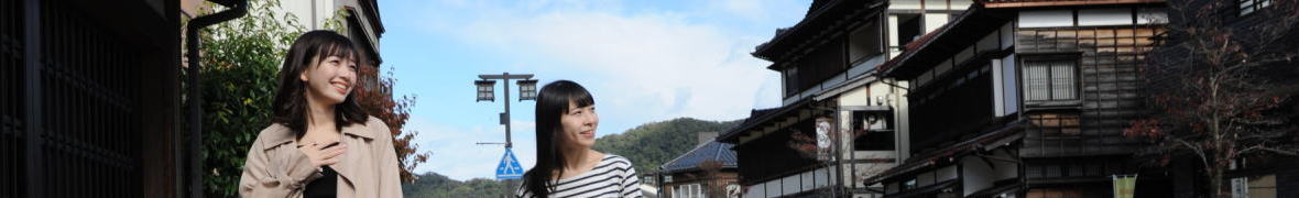 山中温泉街を歩く女性